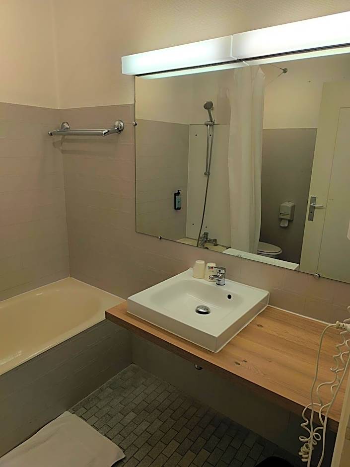 Adonis Lyon Est Hôtel Artys