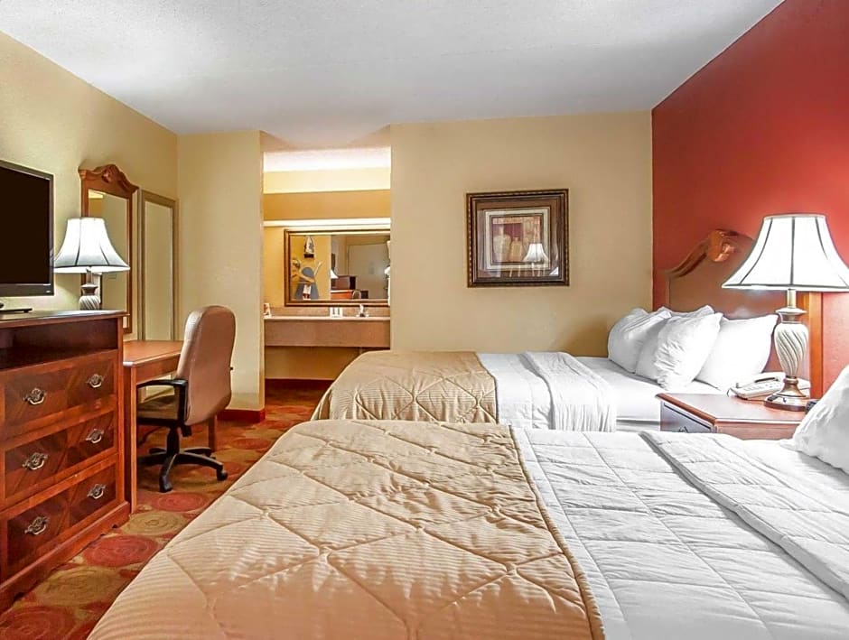 Clarion Inn & Suites University Center