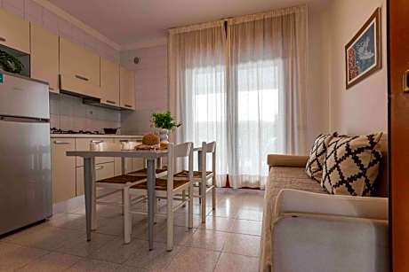 Welcoming flat just a short walk from the sea