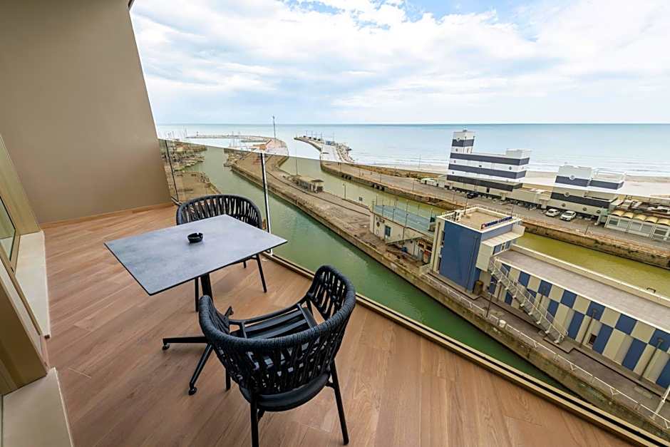 Visionair Suites & SPA-Room Only e Honesty Bar