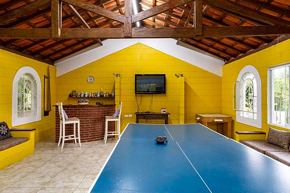 Piscina, jardim, área gourmet e vista arborizada