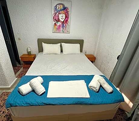 PELEKAN rooms and apartments Athina 34