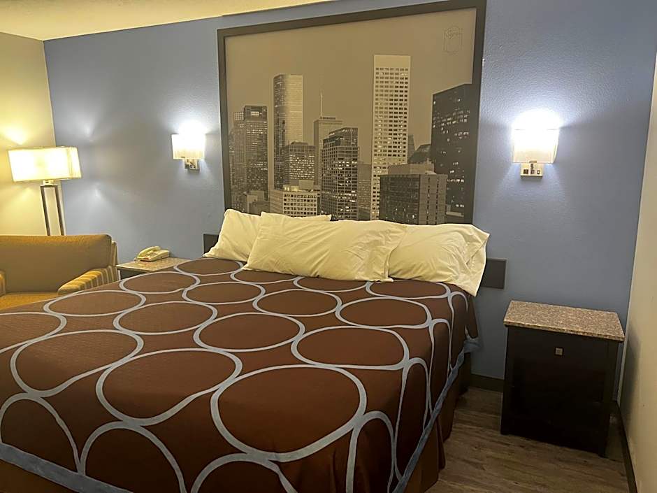 Super 8 by Wyndham Cleveland TX