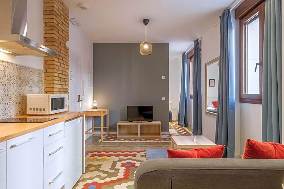 Apt with Antique Floor & lots of Sun Light
