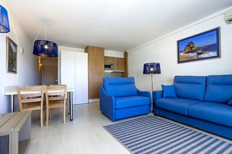 FAMILY ROOM (4 ADULTS)