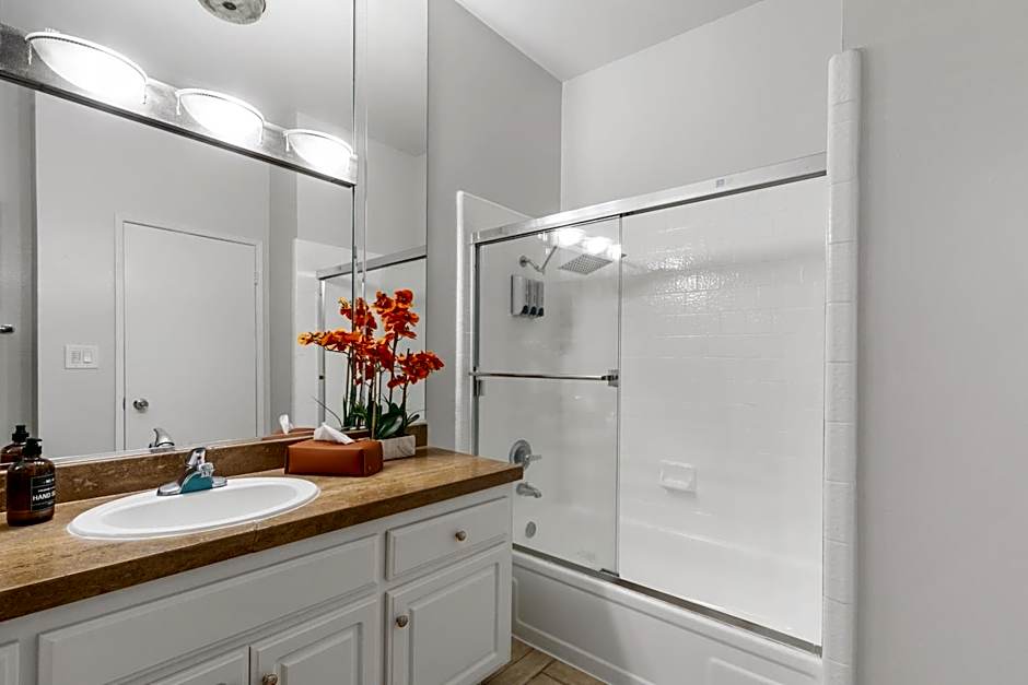 Beverly Hills 2 bed 2 bath Penthouse with Den and Parking 414