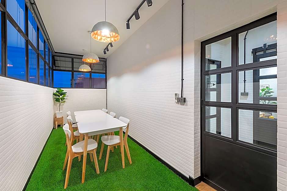 Siam Subway Hostel and Cafe