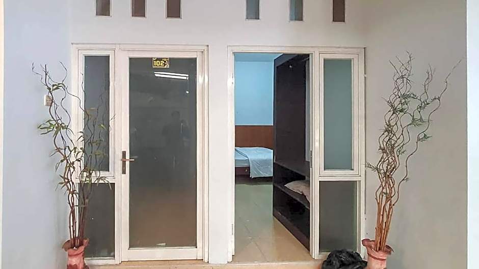 Anind Guest House near Museum Angkut Batu RedPartner – Batu, MO