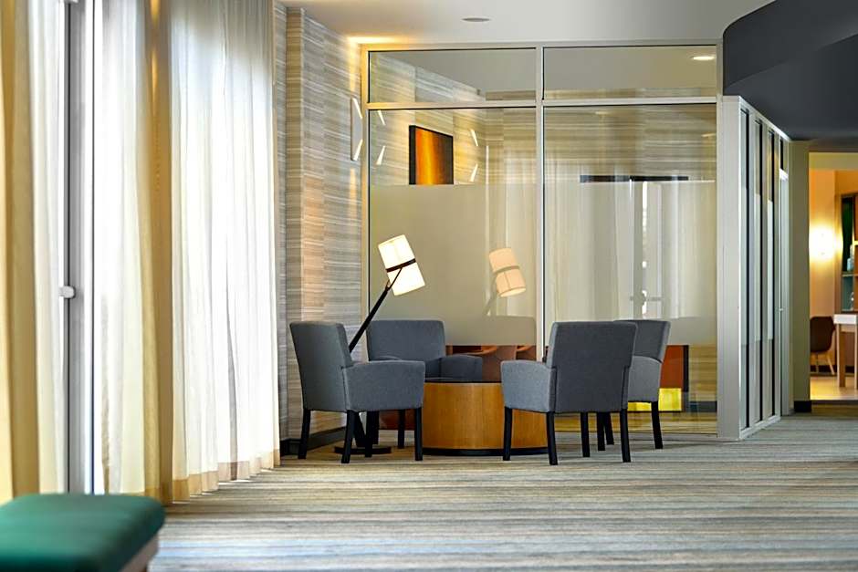 Holiday Inn & Suites Oakland - Airport by IHG