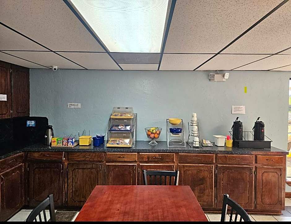 Days Inn & Suites by Wyndham Marshall