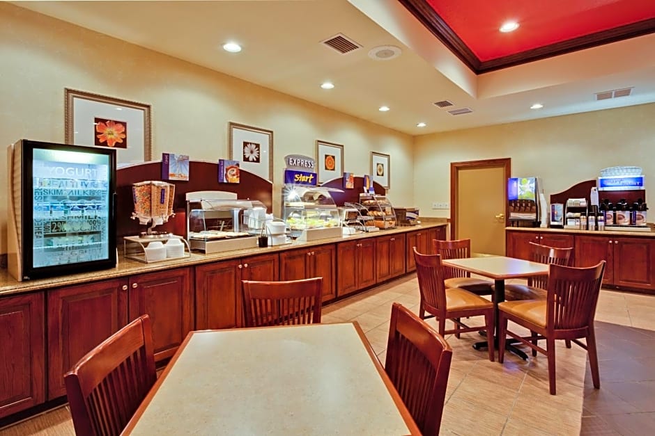 Holiday Inn Express & Suites Lakeland North I-4, an IHG Hotel