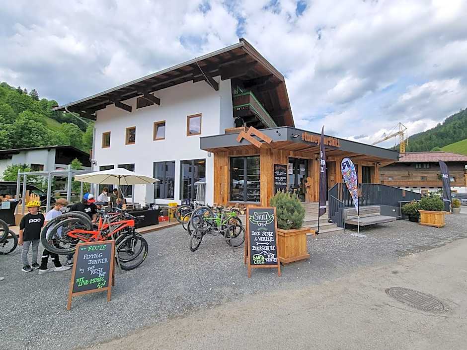 SKILL Mountain Lodge - Ski und Bike Hostel im Sommer mit JOKER CARD