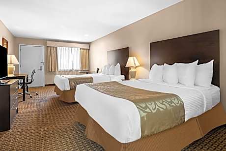 2 Queen Beds Smoking Room Microwave Fridge Wi-Fi Continental Breakfast