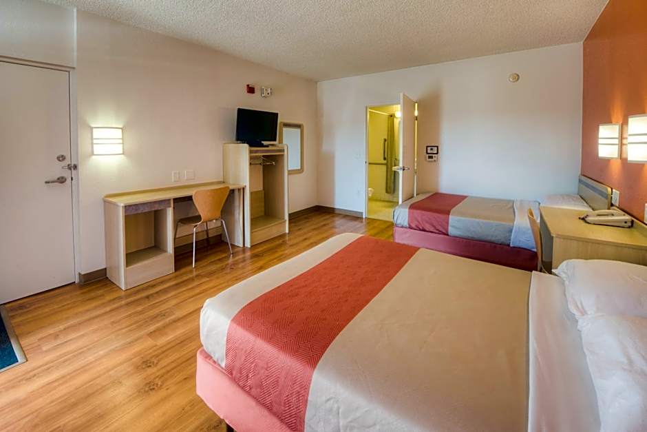 Motel 6 Niantic, CT - New London