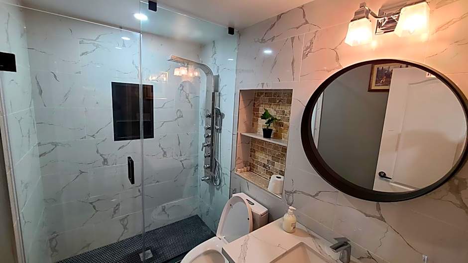 LUXURY 2-BEDROOMS UNIT WITH WIFI, LDR & PARKING.