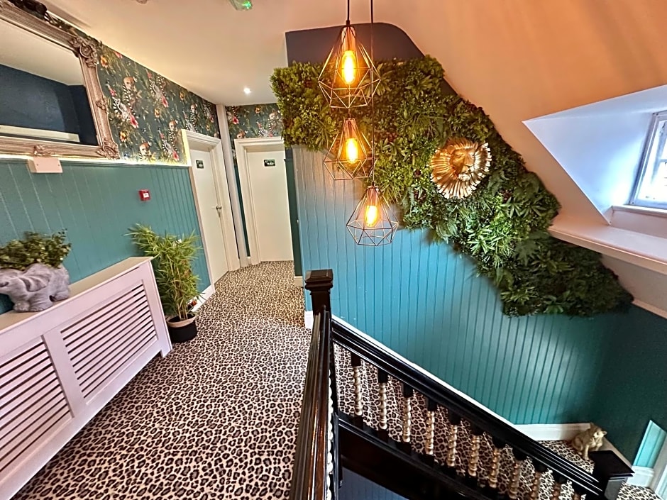 Lemur Lodge - Boutique Apartments - Short Stroll to The Beach