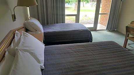 Standard Queen Room - Non-Smoking