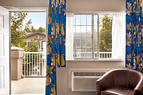 Queen Suite with Courtyard View - Non-Smoking