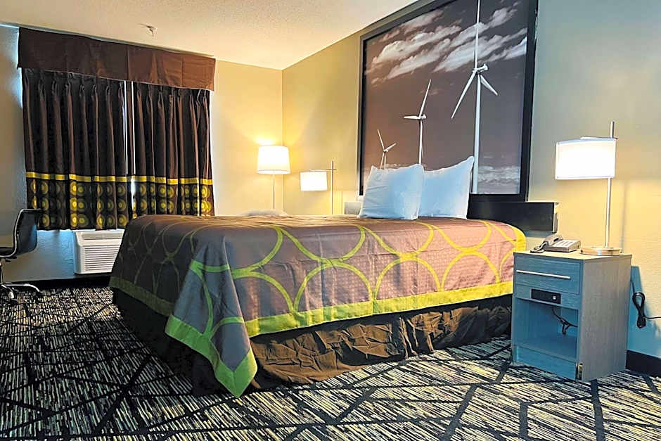 Super 8 by Wyndham Pratt