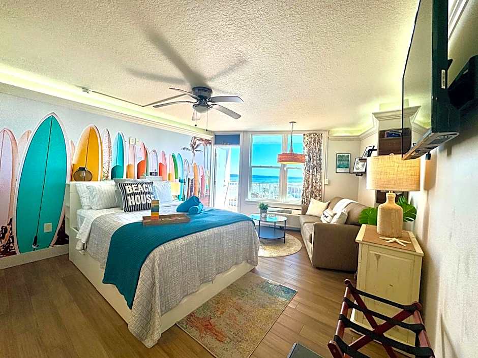 Luxury Beachfront Studio - Private Balcony with Ocean View - Heated Pool - Hot Tub - Tiki Bar - Sauna