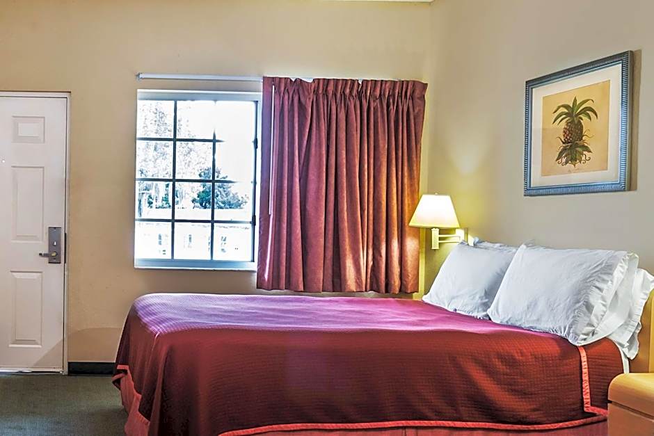 Photo 1 of 5 of 1 Queen Bed, Nonsmoking