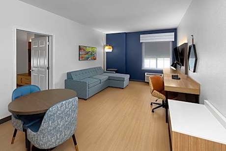 Deluxe King Suite with Roll-In Shower - Mobility/Hearing Access - Non-Smoking
