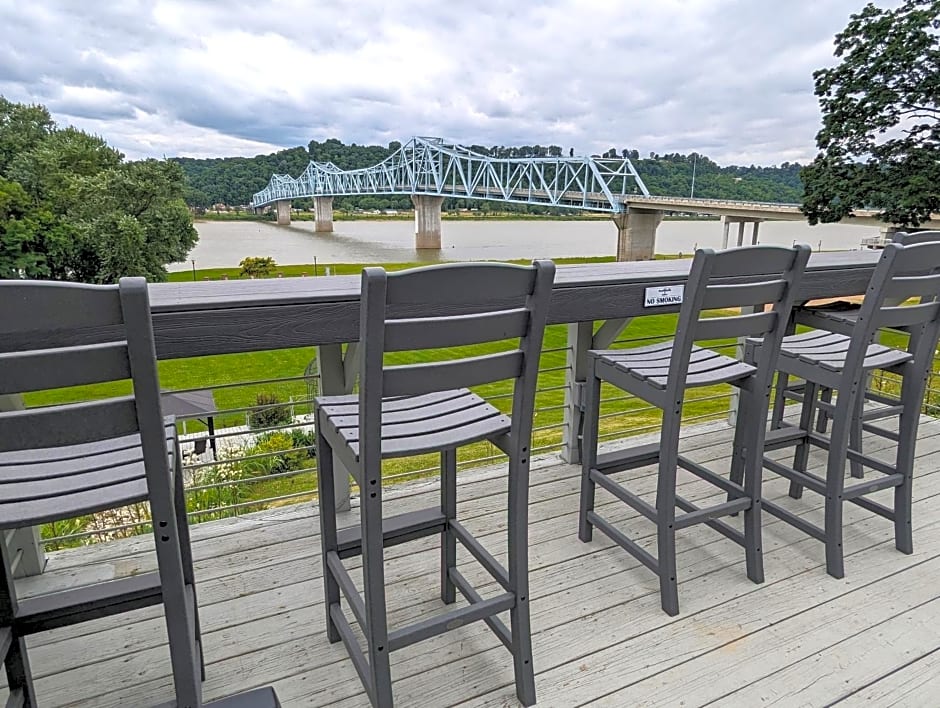 Riverboat Inn & Suites