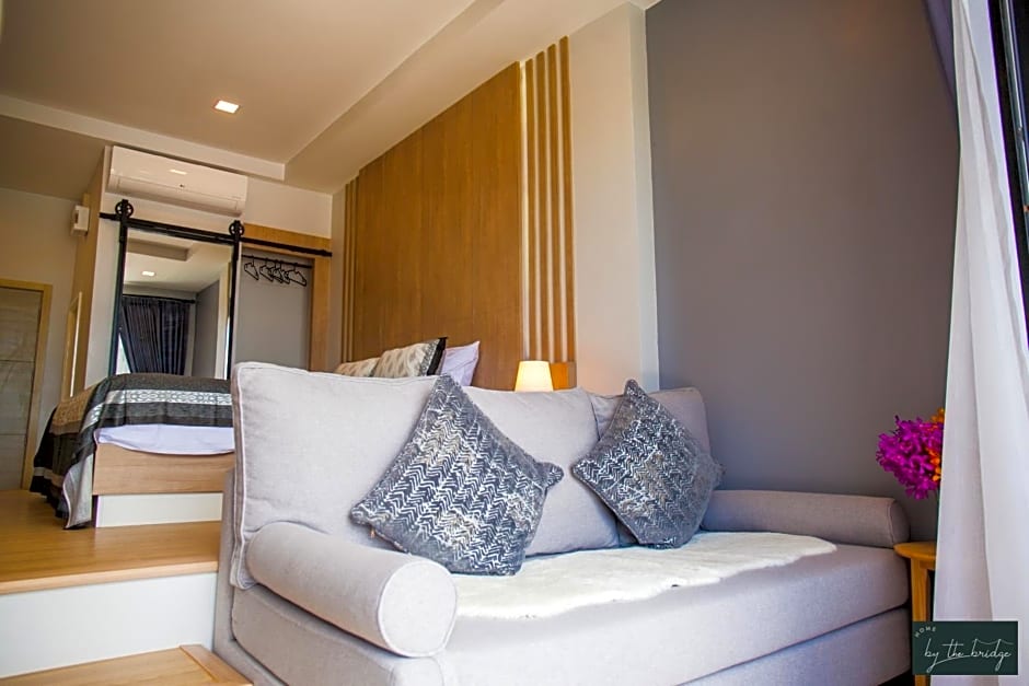 Home by the Bridge Hotel