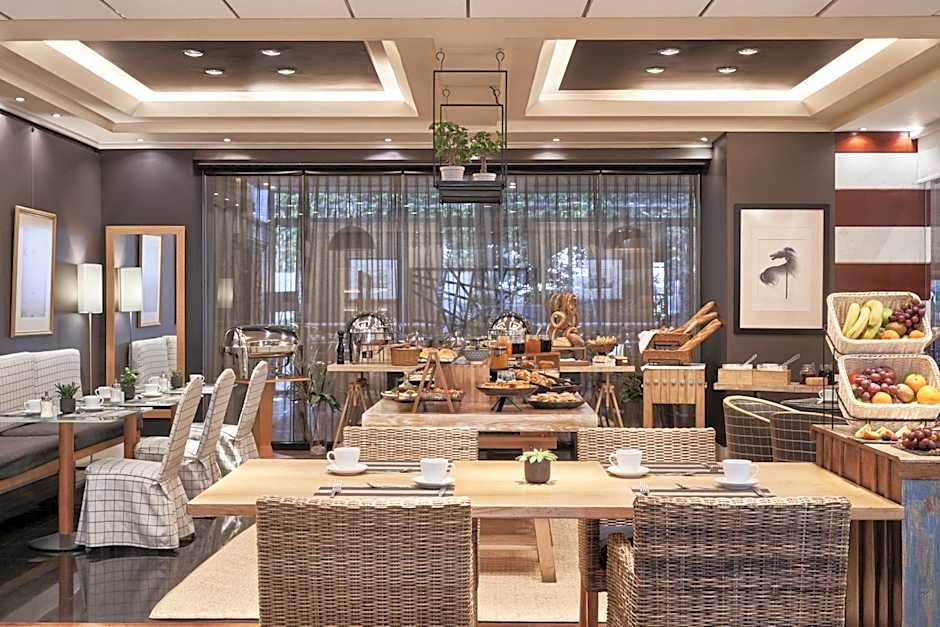 Sea View Cityscape Hotel