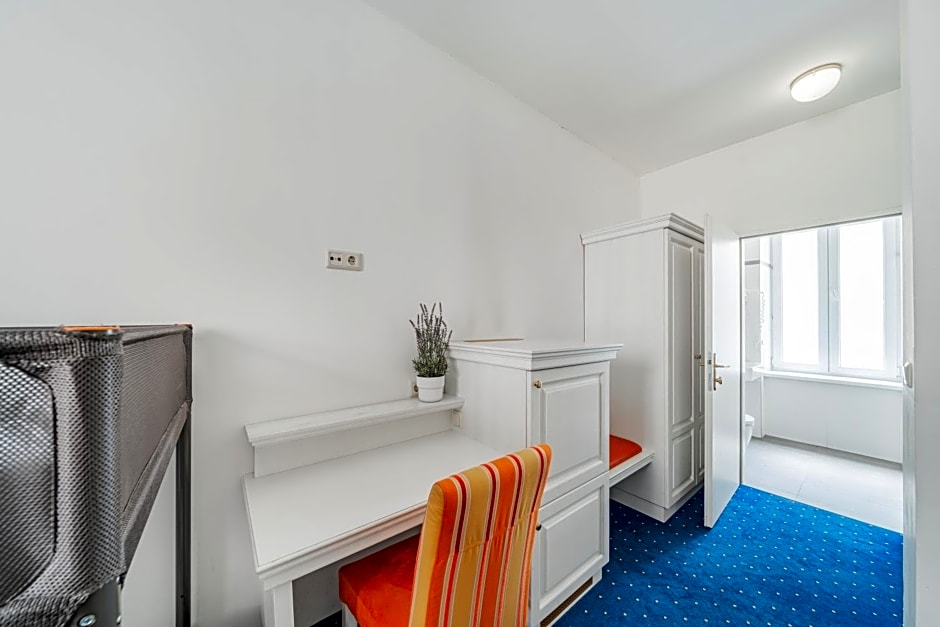 Self-Check-In Hotel Adlon