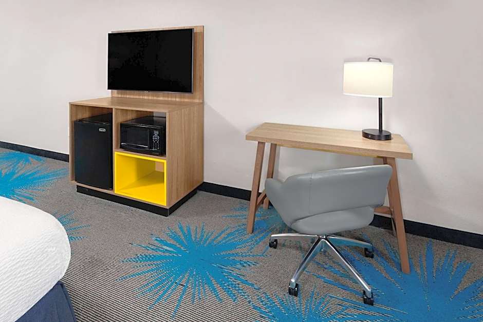 Days Inn & Suites by Wyndham Morris/I-80