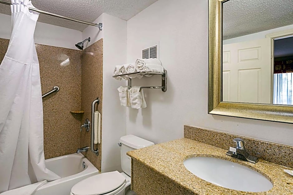 Quality Inn & Suites Greenville - Haywood Mall