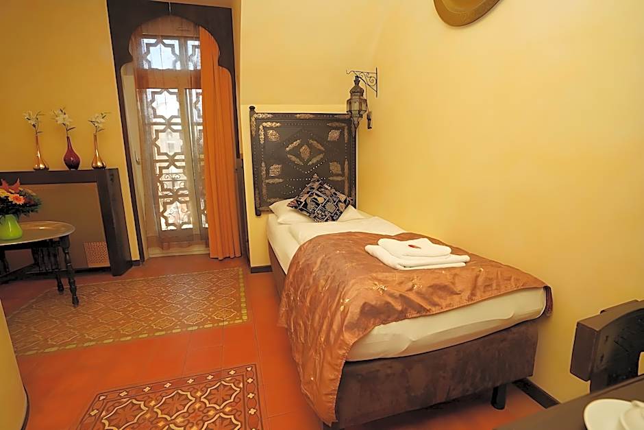 Hotel Villa Oriental & Restaurant                                               