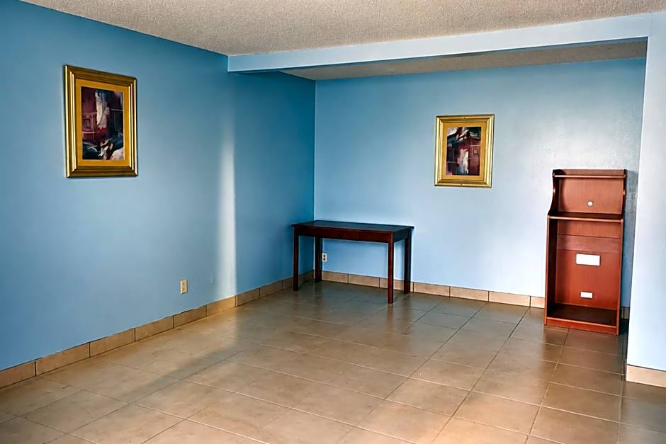 Blue Way Inn & Suites Wichita East