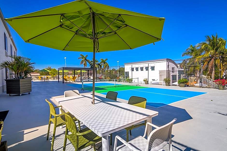 Naples Park Central Hotel