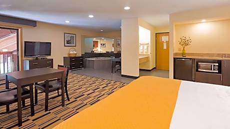 Deluxe King Suite - Non-Smoking
