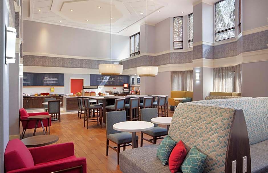 Hampton Inn By Hilton And Suites Atlanta Airport