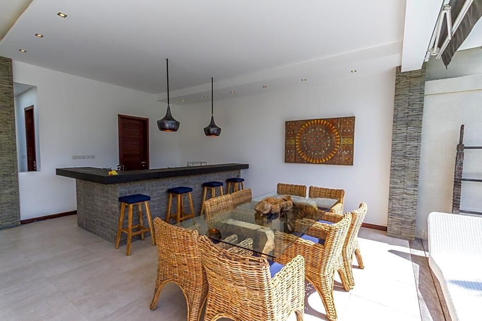 Villa Juna - Beautiful 3 Bedroom in Seminyak