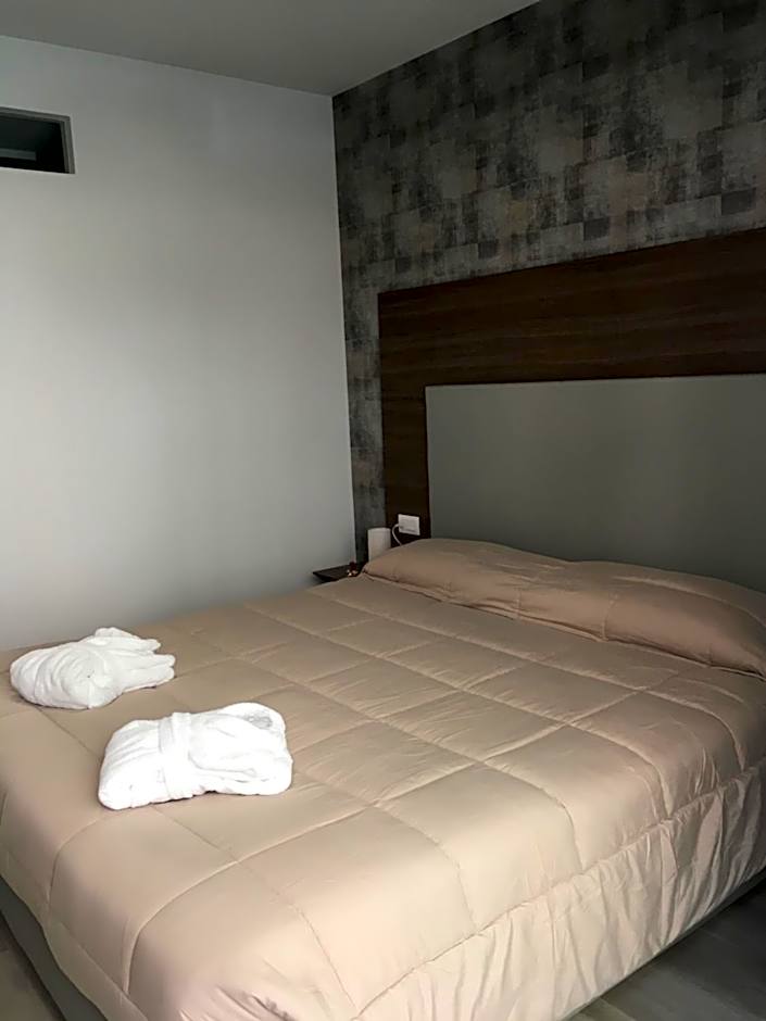 8room hotel