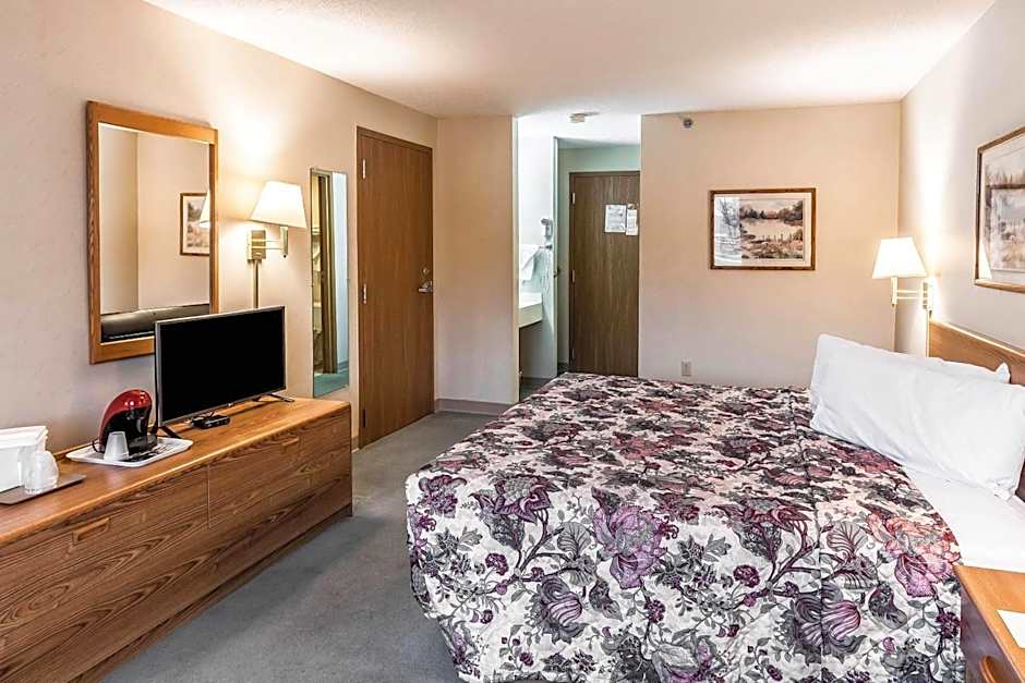 Econo Lodge Inn & Suites