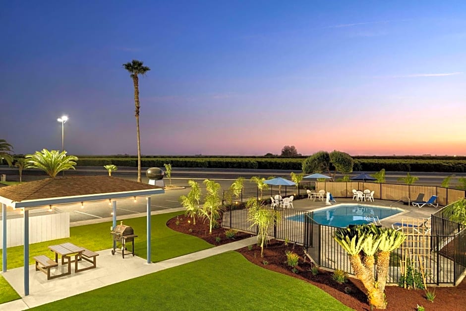 Super 8 by Wyndham Lindsay Olive Tree