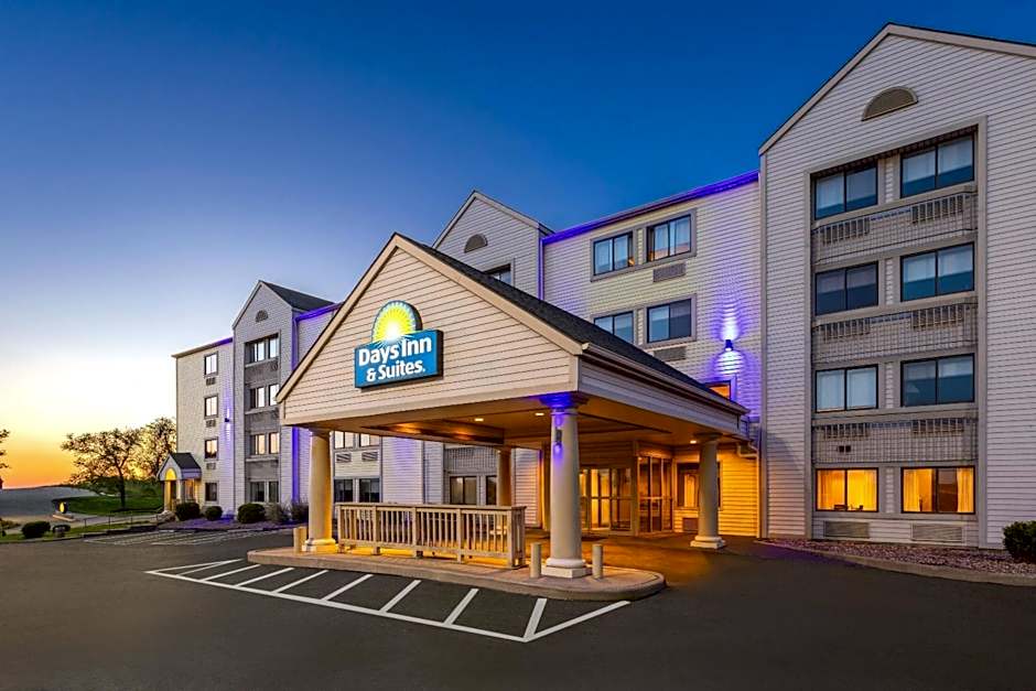 Days Inn and Suites by Wyndham Kansas City South
