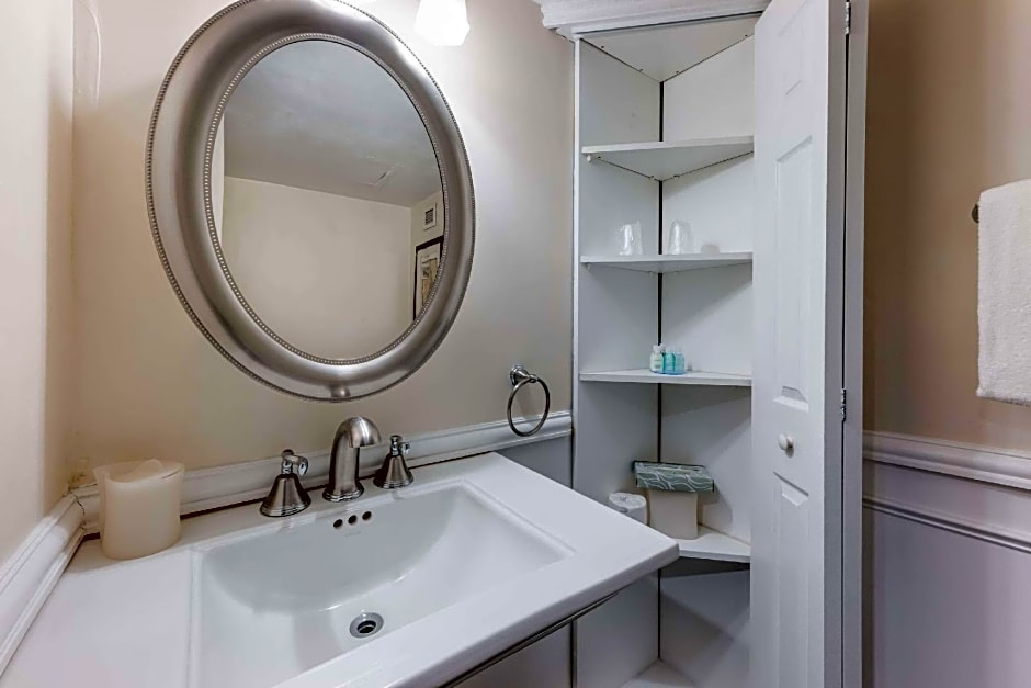 Clarion Hotel & Suites – Mount Laurel, NJ