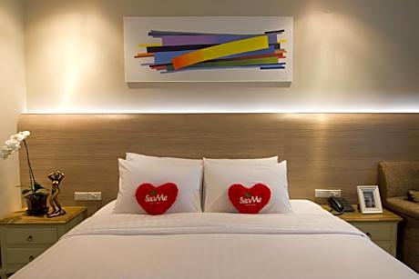 Deluxe room (Street Side)