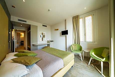 Gold Suite with Balcony and Lake View