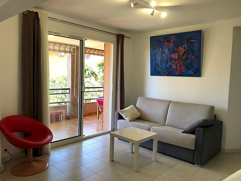 Appartement 60m2 - 2 Chambres à une minute des plages, parking privé