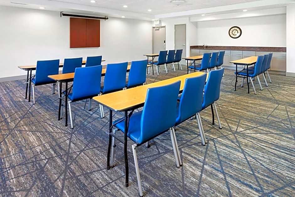 Holiday Inn Express Hotel & Suites Chicago-Algonquin By IHG