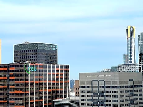 Quiet CBD 3b2b apartment + free parking