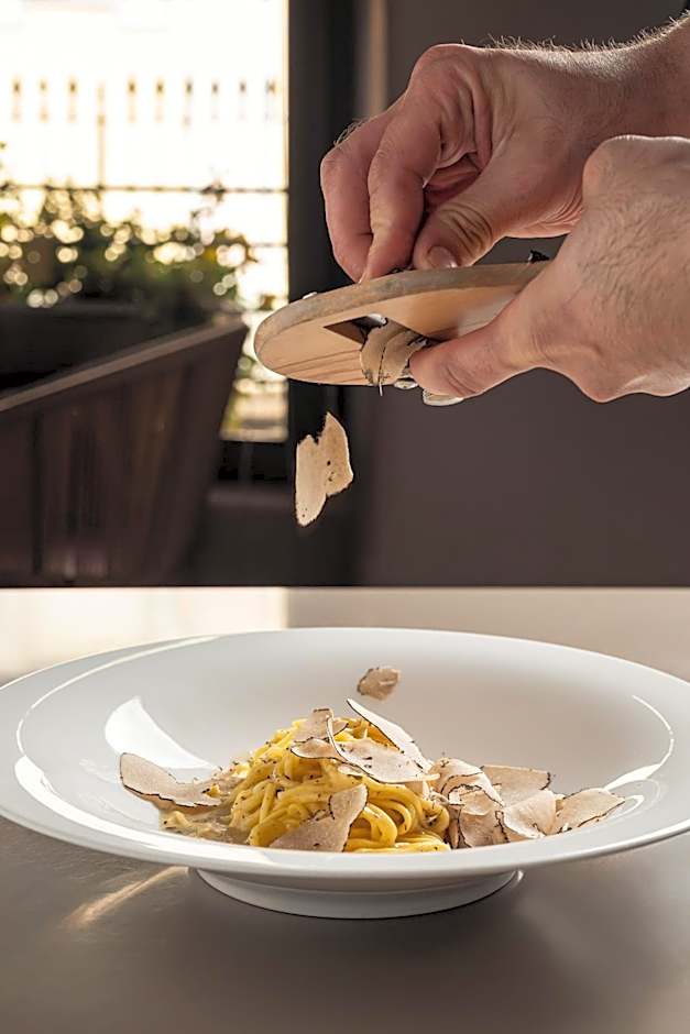 Uve Rooms & Wine Bar