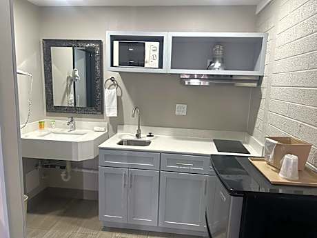 Deluxe Queen Suite